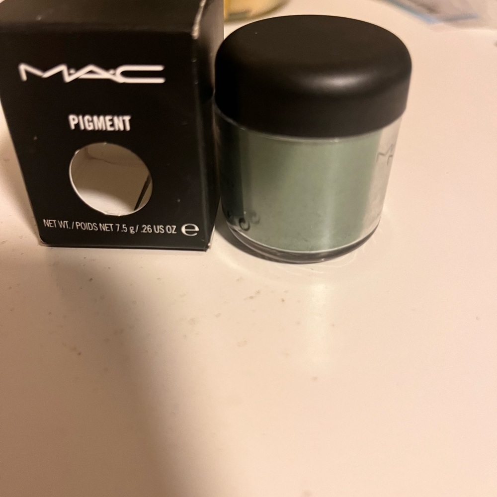 MAC Cosmetics Pigment in Iridescent Green - Picture 2 of 4